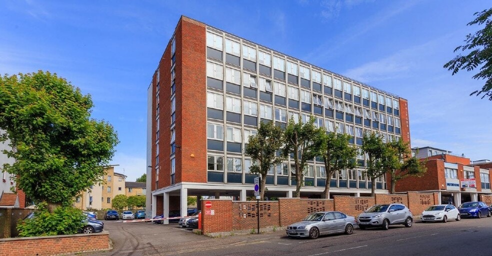 2 Coval Ln, Chelmsford to rent - Building Photo - Image 3 of 3