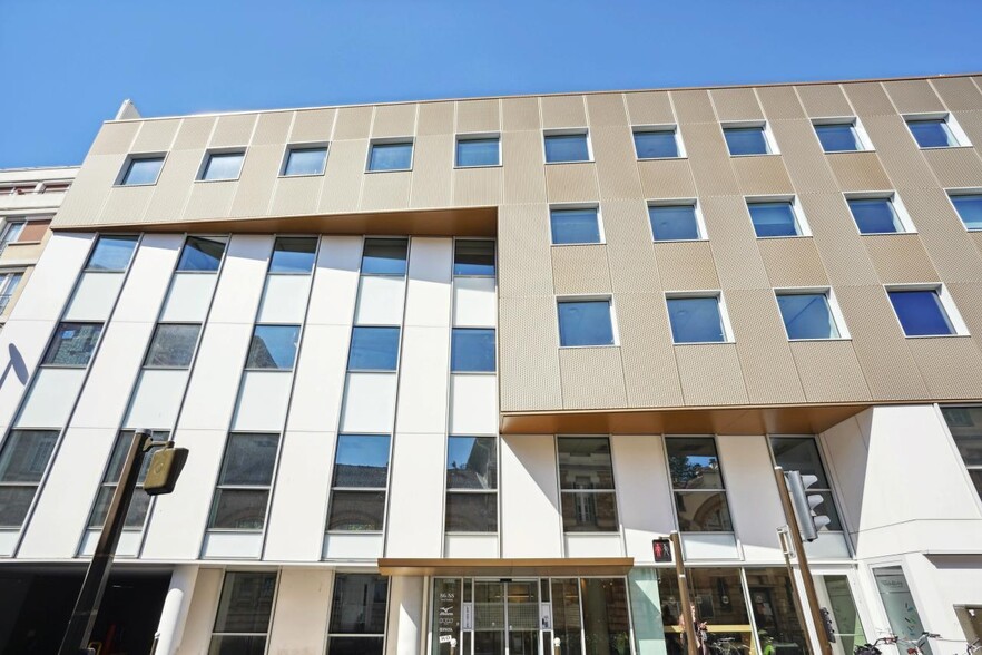 Office in Boulogne-Billancourt to rent - Building Photo - Image 1 of 13