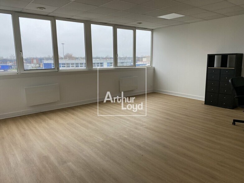 Office in Moissy-Cramayel to rent - Interior Photo - Image 2 of 4