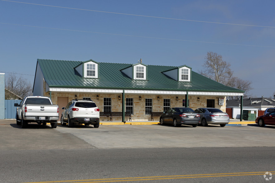 209 E Walnut St, Tecumseh, OK for rent - Building Photo - Image 2 of 10