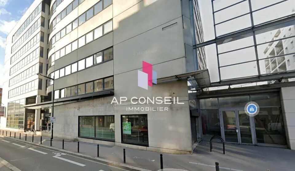 Retail in Montigny-le-Bretonneux to rent Primary Photo- Image 1 of 5
