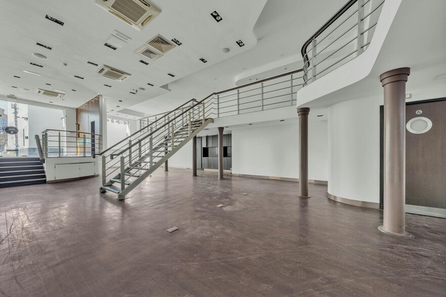 28 Jamestown Rd, London to rent - Interior Photo - Image 2 of 17