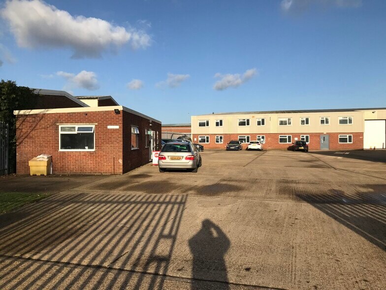 1 Borough Rd, Brackley to rent - Building Photo - Image 2 of 3