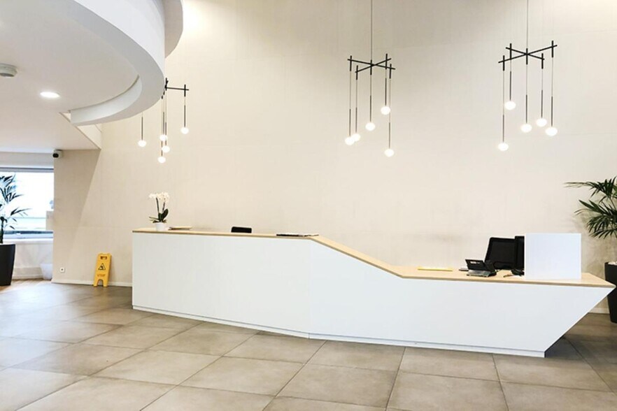 4 Place Des Vosges, Courbevoie to rent - Lobby - Image 2 of 14