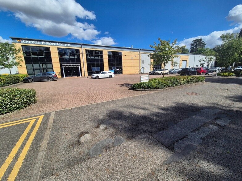 Unit 9, Stortford Hall Industrial Park, Bishop's Stortford to rent - Building Photo - Image 2 of 9