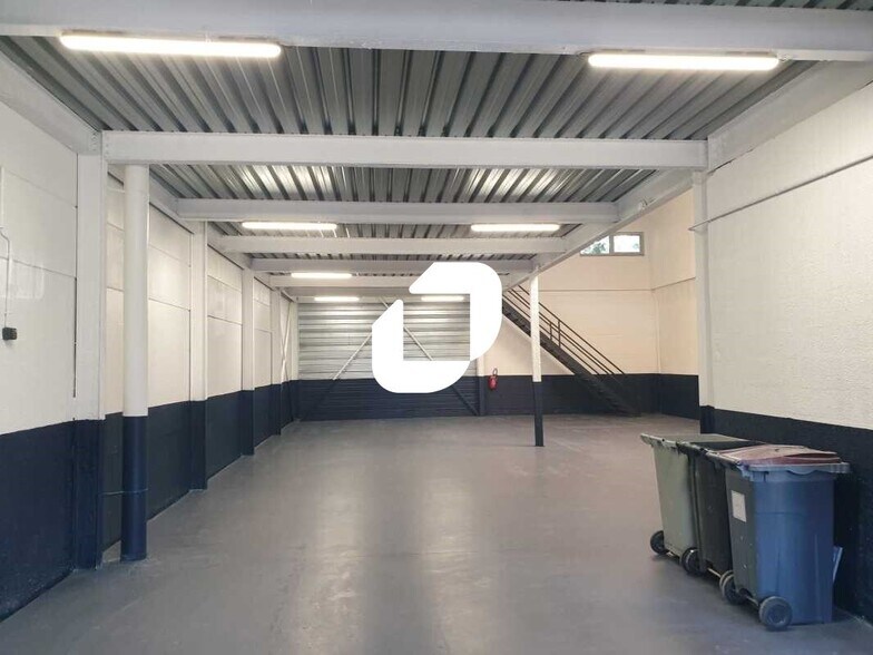 Light Industrial in Orly to rent - Interior Photo - Image 2 of 16
