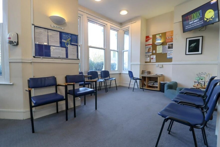 337 Uxbridge Rd, London to rent - Building Photo - Image 3 of 33