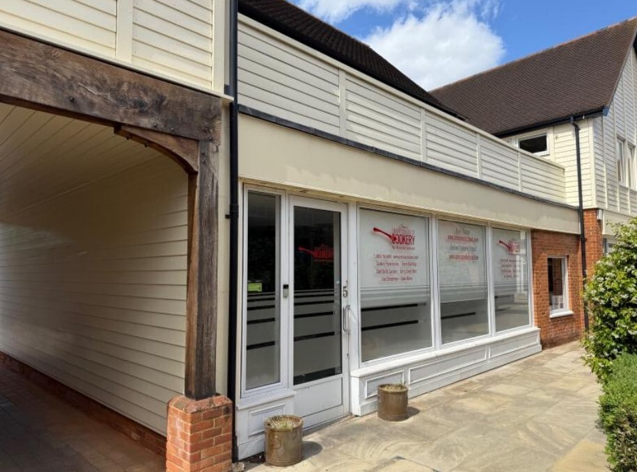 London End, Beaconsfield to rent Interior Photo- Image 1 of 2