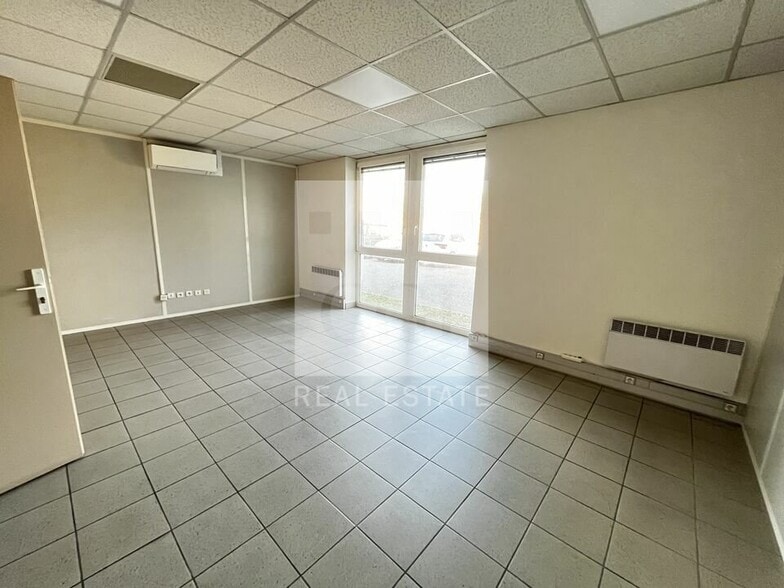 25 Rue Du 35eme Regiment D'Aviation, Bron for sale - Interior Photo - Image 2 of 8