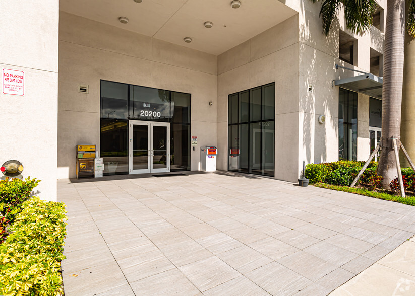 20200 W Dixie Hwy, Aventura, FL for rent - Building Photo - Image 3 of 20