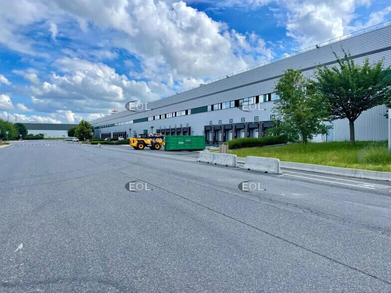 Industrial in Lisses to rent - Building Photo - Image 2 of 6