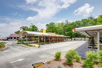 954 N Pleasantburg Dr, Greenville, SC to rent Building Photo- Image 2 of 33