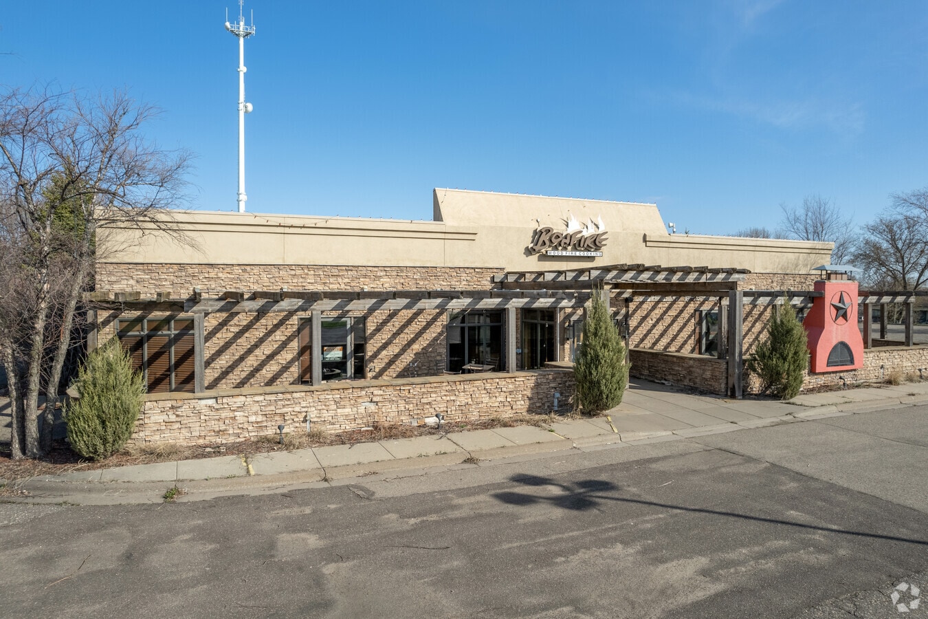 1424 Weir Dr, Woodbury 55125 UK