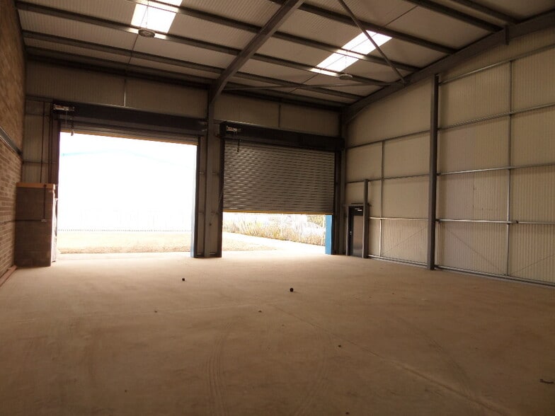 Newlands Ave, Bridgend to rent - Building Photo - Image 3 of 5