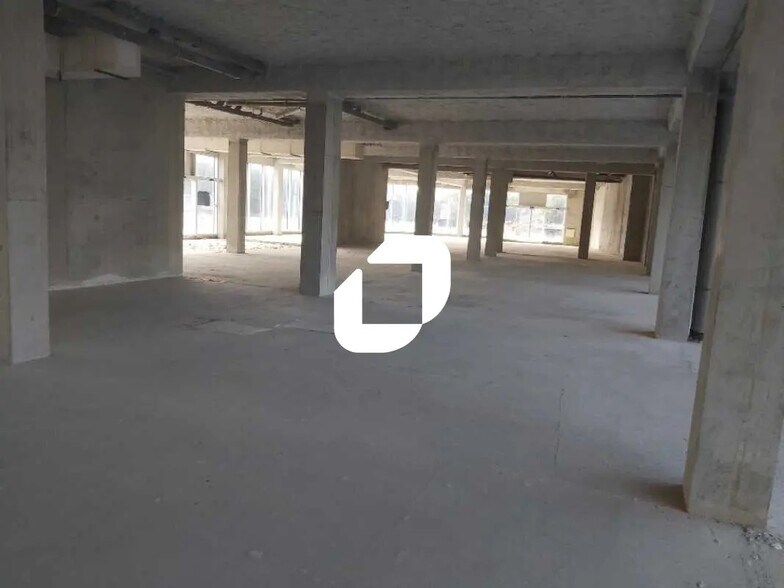 Retail in Bordeaux to rent - Building Photo - Image 2 of 10