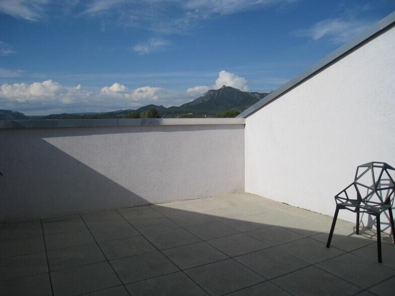 Office in Aubagne to rent - Building Photo - Image 3 of 5