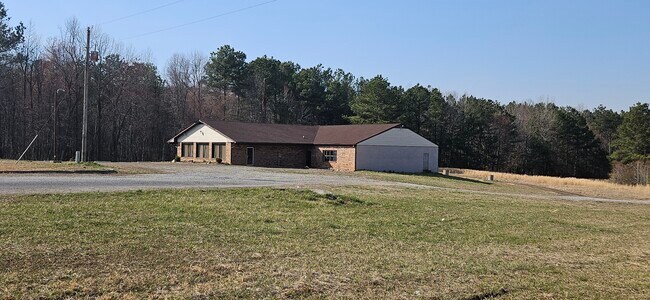More details for 302 W Colonial Trail Hwy, Blackstone, VA - Retail to Rent