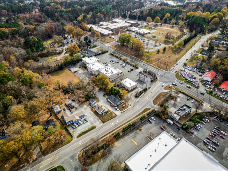 Freestanding Commercial Buildings portfolio of 2 properties for sale on LoopNet.co.uk - Building Photo - Image 2 of 5