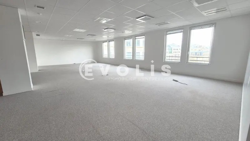 Office in Chessy to rent Interior Photo- Image 1 of 6