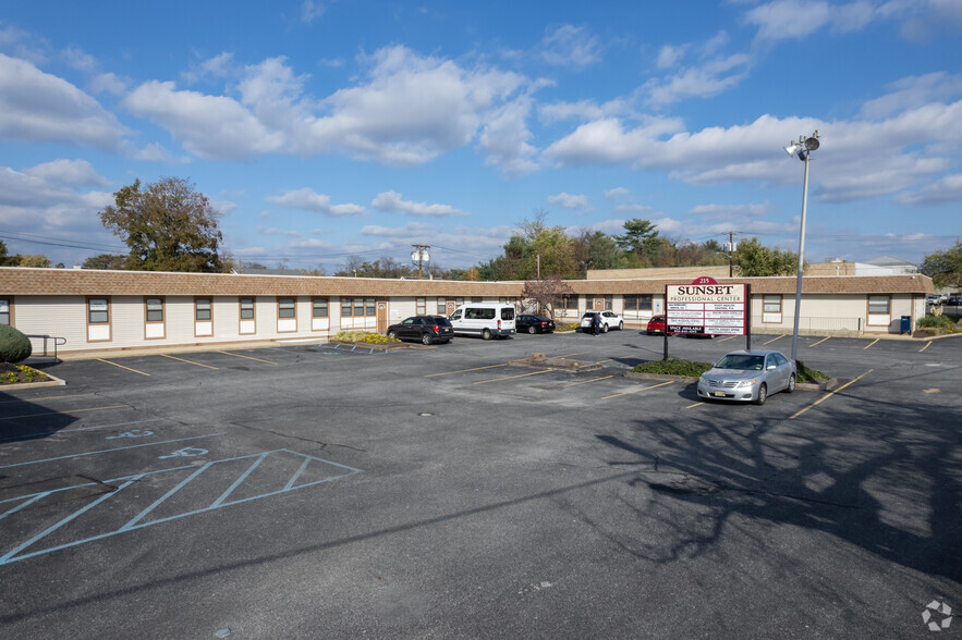 215 Sunset Rd, Willingboro, NJ for rent - Building Photo - Image 3 of 7