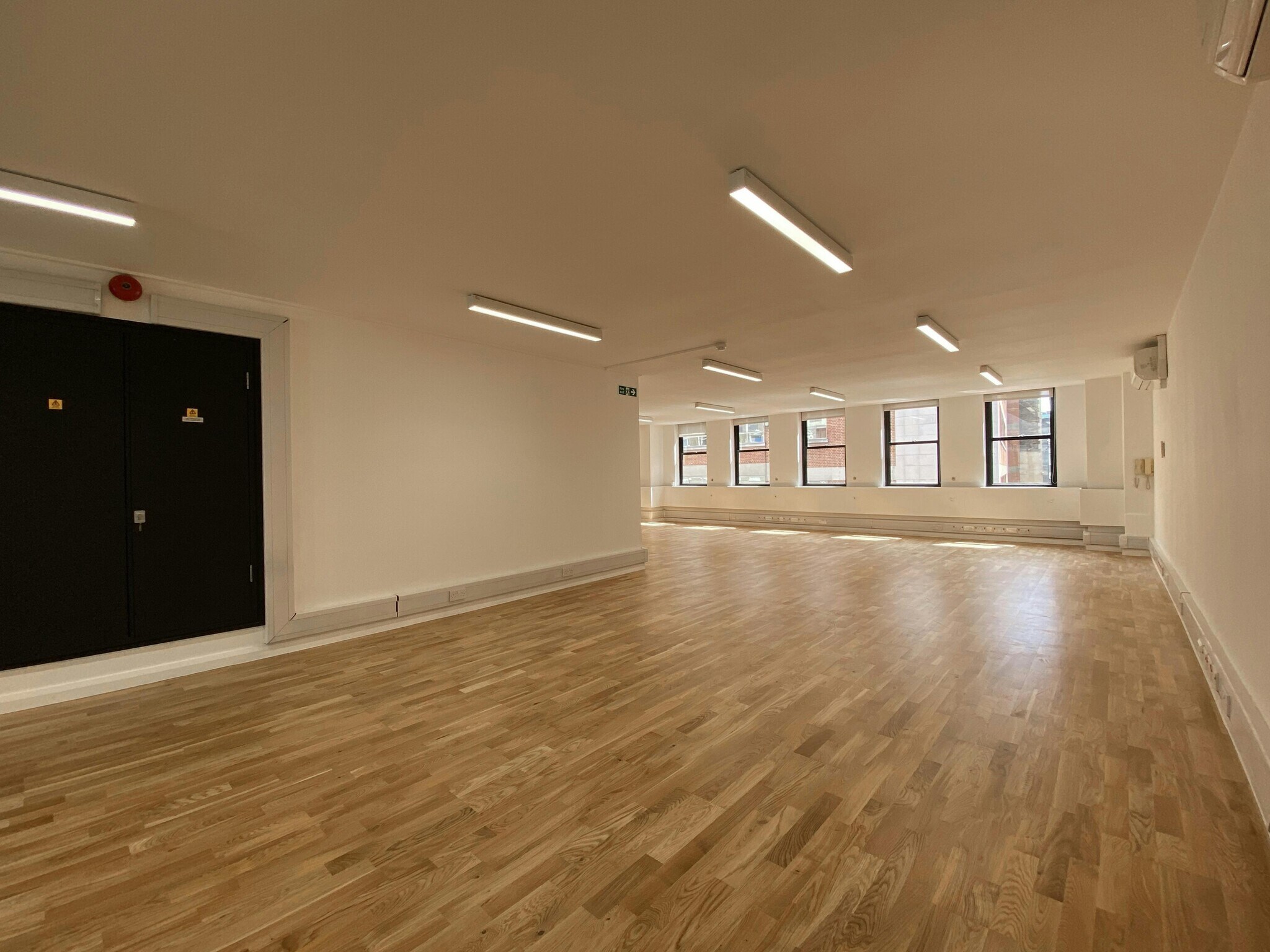 31-32 Eastcastle St, London for sale Primary Photo- Image 1 of 1