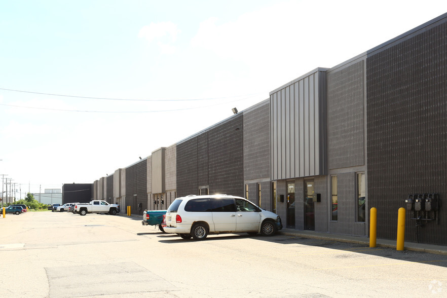 30932-30976 Industrial Dr, Livonia, MI for rent - Building Photo - Image 3 of 12