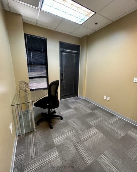 9865 S Priest Dr, Tempe, AZ to rent - Interior Photo - Image 3 of 36