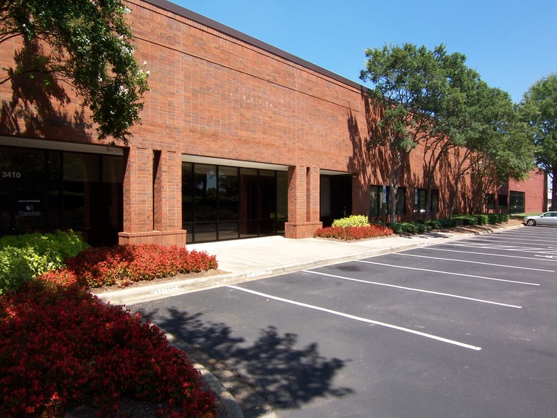 3410 Oak Lake Blvd, Charlotte, NC for rent - Building Photo - Image 1 of 3