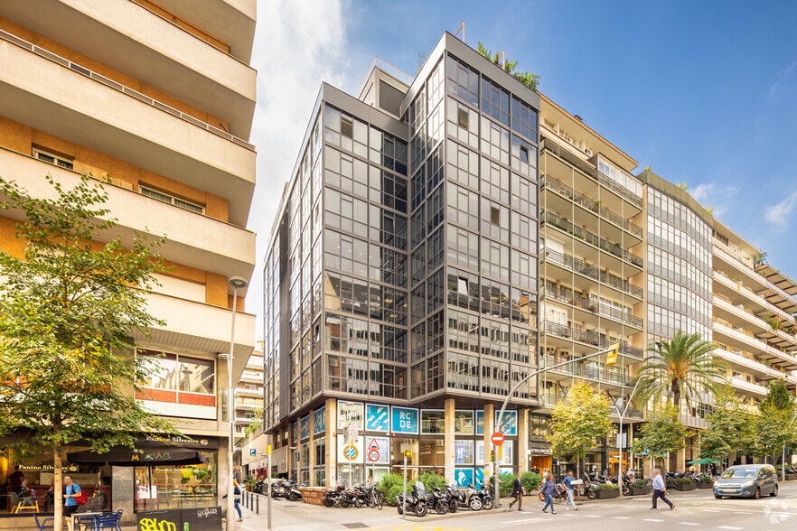 Office in Barcelona, Barcelona to rent - Primary Photo - Image 1 of 4