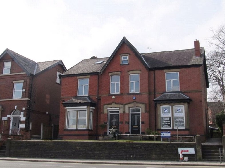 229 Bury New Rd, Manchester for rent - Primary Photo - Image 1 of 2