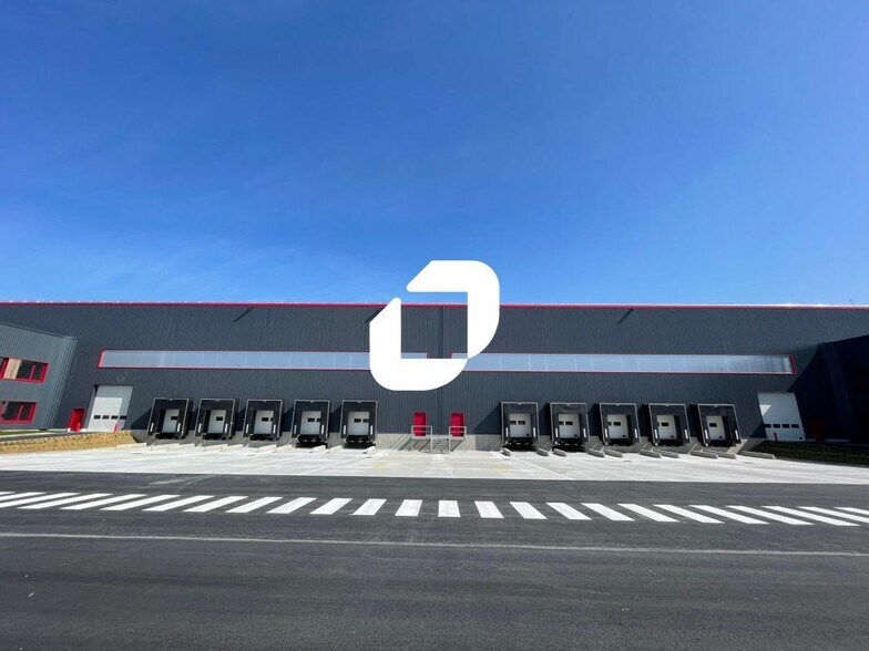 Industrial in Le Thillay to rent - Building Photo - Image 1 of 12