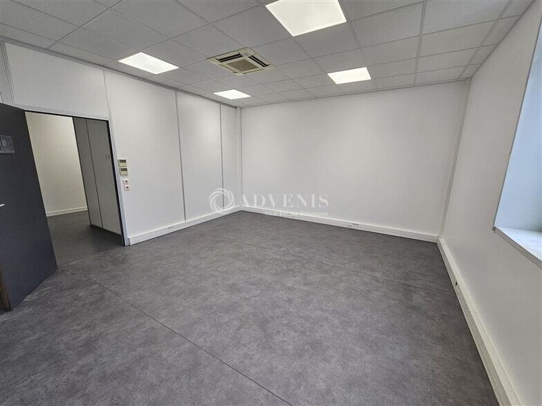 Office in Pantin to rent - Building Photo - Image 3 of 11