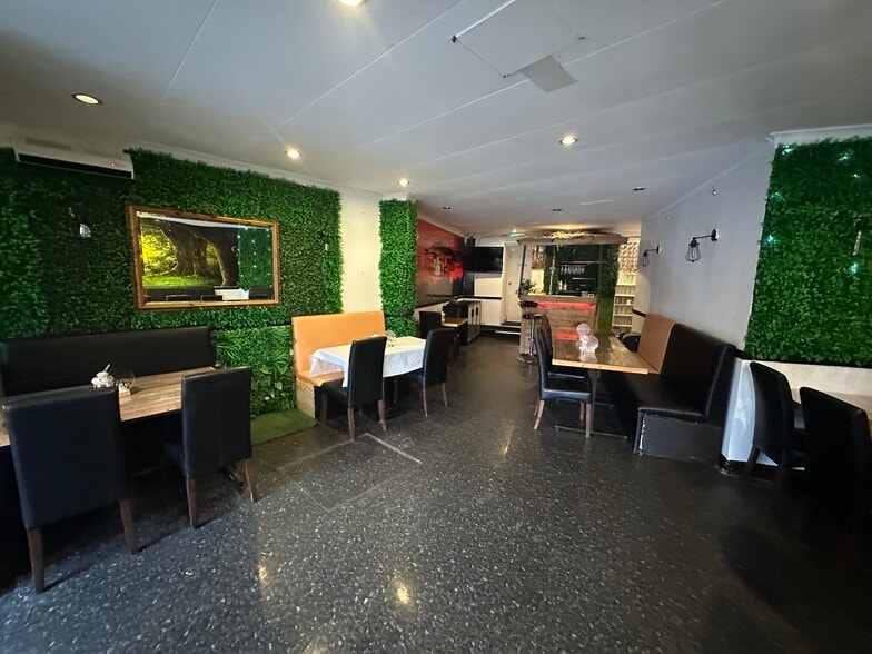 188 Charminster Rd, Bournemouth to rent - Building Photo - Image 2 of 9