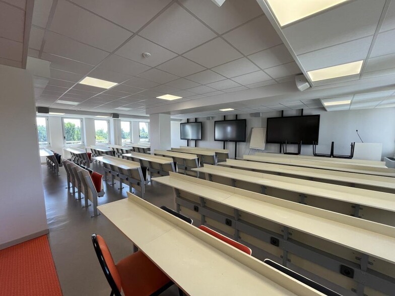 Office in Écully to rent - Building Photo - Image 2 of 14