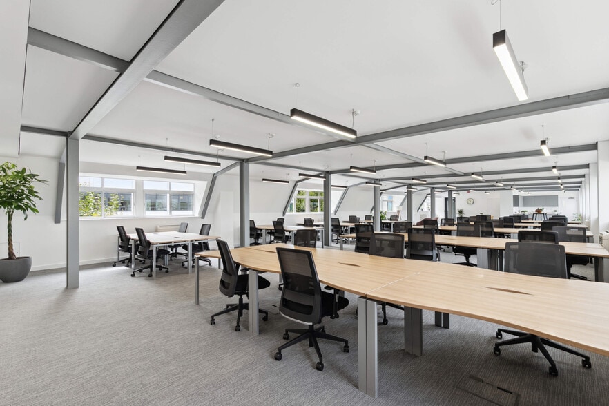 22-24 Glenthorne Rd, London to rent - Interior Photo - Image 2 of 17