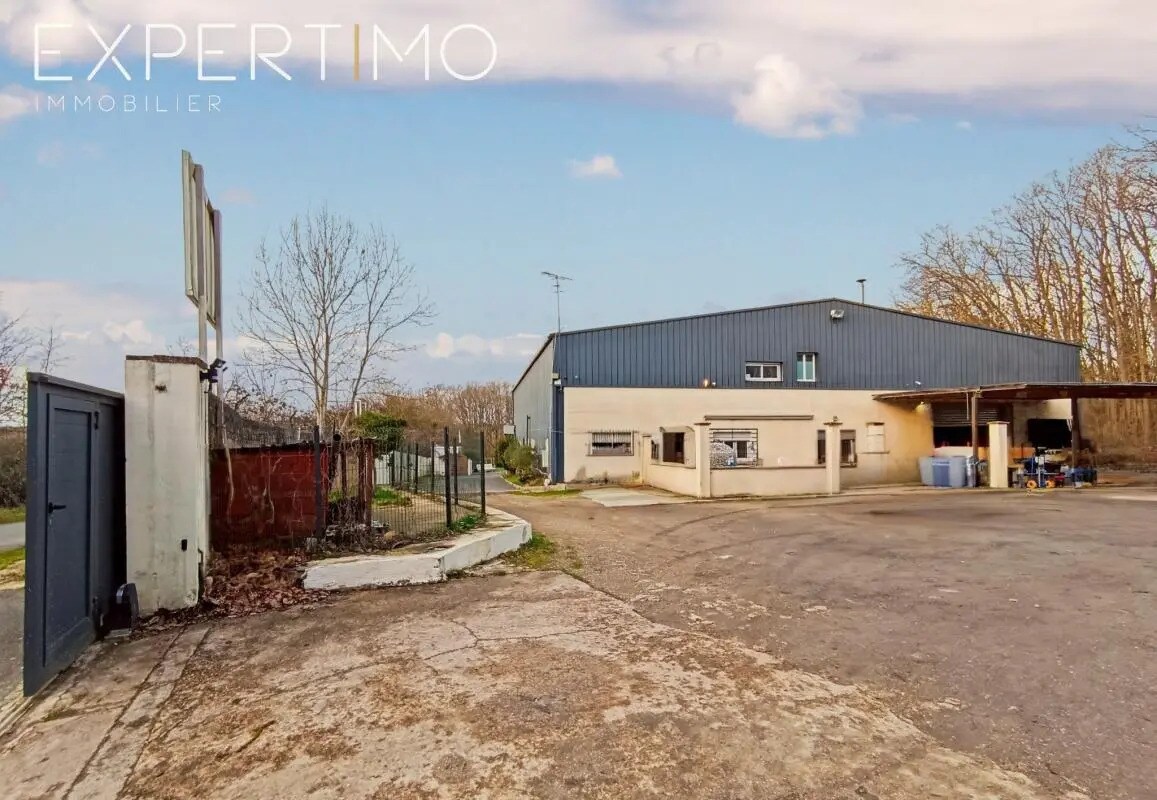 Industrial in Breuillet for sale Building Photo- Image 1 of 8
