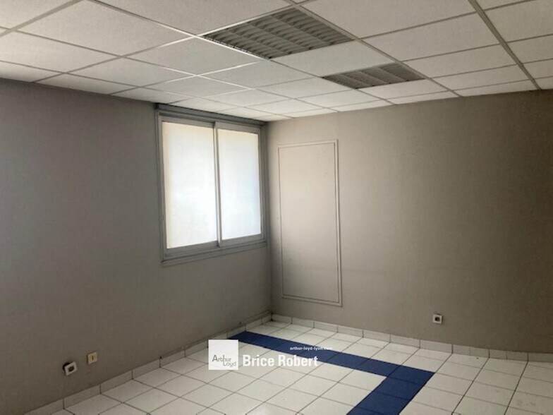 Industrial in Vénissieux for sale - Interior Photo - Image 2 of 10