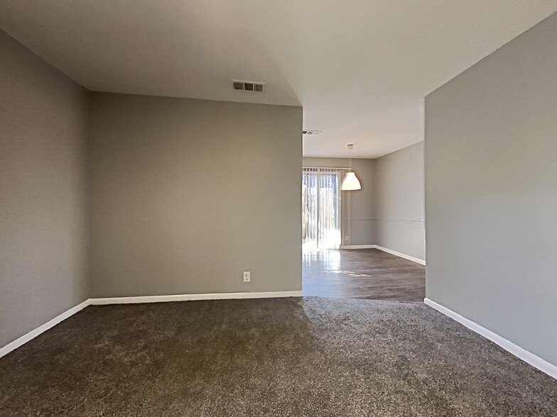 1010 N Meadows Dr, Austin, TX for sale - Building Photo - Image 3 of 10