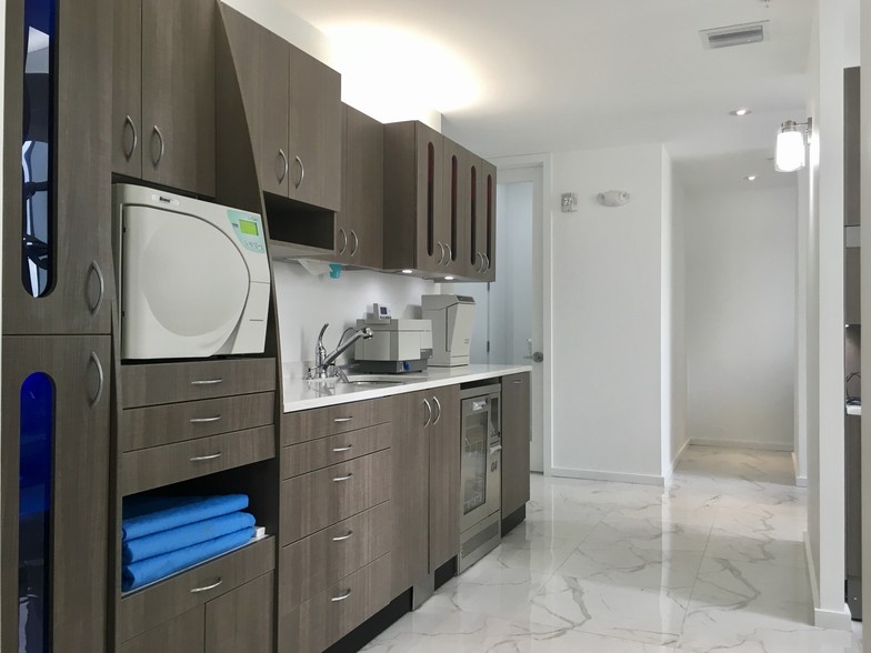 1805 Ponce de Leon Blvd, Coral Gables, FL for rent - Interior Photo - Image 2 of 16