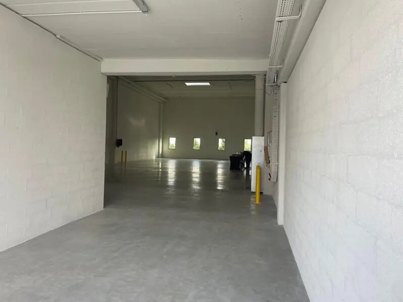 Industrial in Bondy to rent Interior Photo- Image 1 of 11