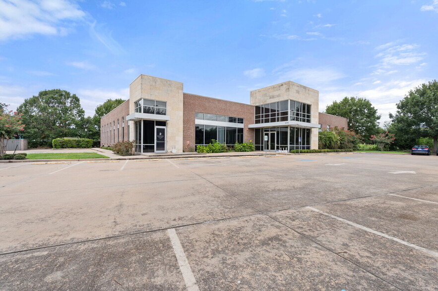 16701 Creek Bend Dr, Sugar Land, TX for rent - Building Photo - Image 1 of 10