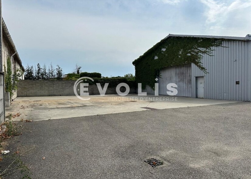 Light Industrial in Saint-Laurent-de-Mure for sale - Building Photo - Image 2 of 10