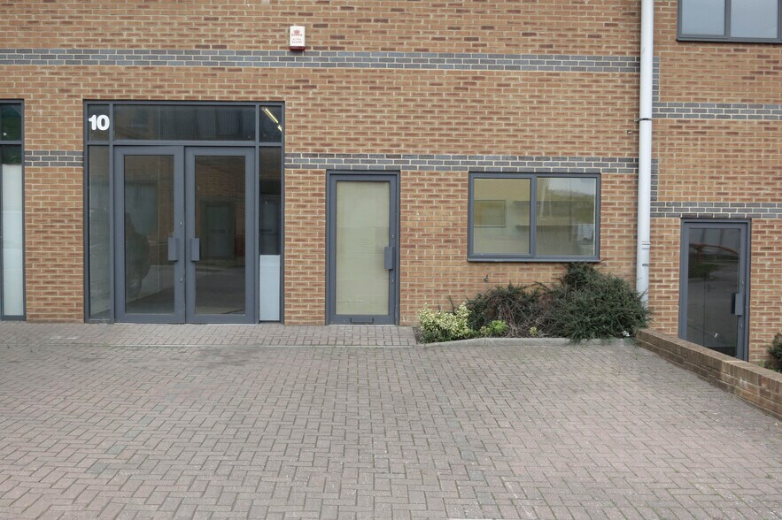 Bowman Ct, Royal Wootton Bassett to rent - Primary Photo - Image 1 of 7