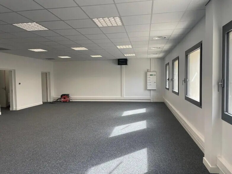 Office in Aubagne to rent - Interior Photo - Image 1 of 5