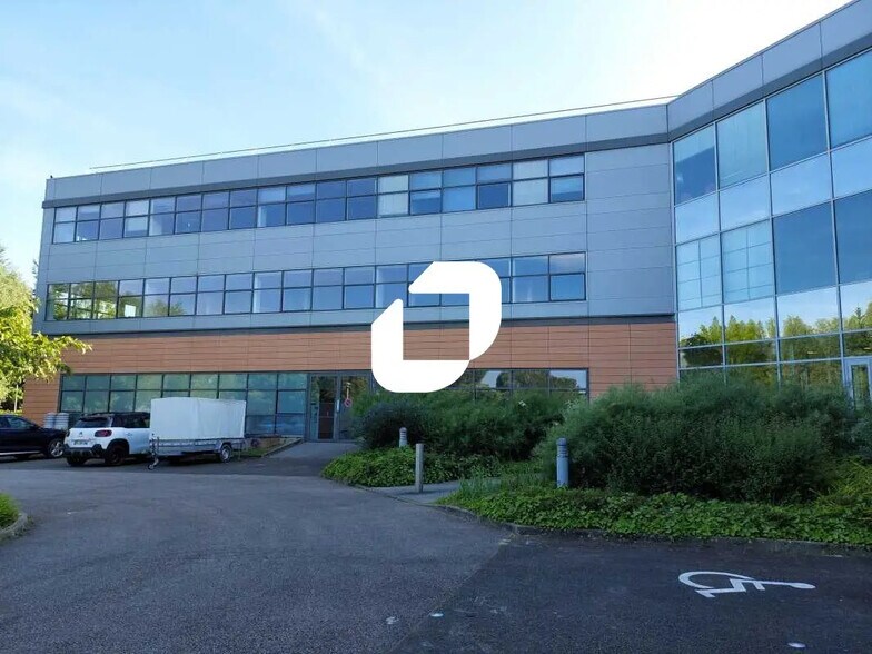 Light Industrial in Élancourt to rent - Building Photo - Image 2 of 17