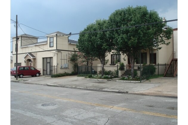 2110 Chenevert St, Houston, TX for rent - Primary Photo - Image 1 of 33