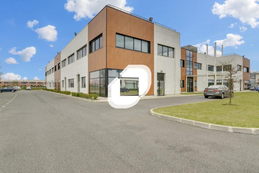 Office in Lieusaint to rent - Building Photo - Image 1 of 8