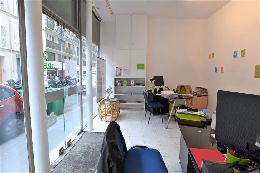 Retail in Paris to rent - Interior Photo - Image 2 of 6