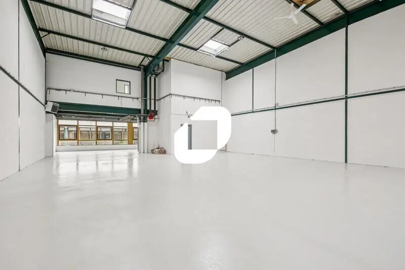 Location Entrepôt 369 m² - Photo 1