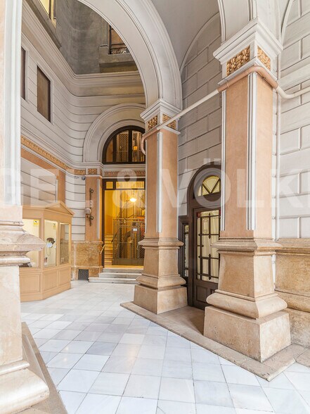 Office in Barcelona, Barcelona to rent - Building Photo - Image 1 of 2